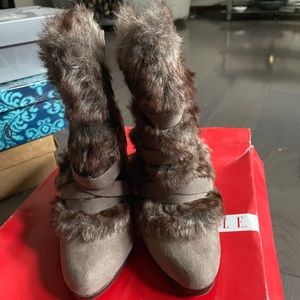 Size 6 ankle boot with heel, fur and straps on the front, zipper in back